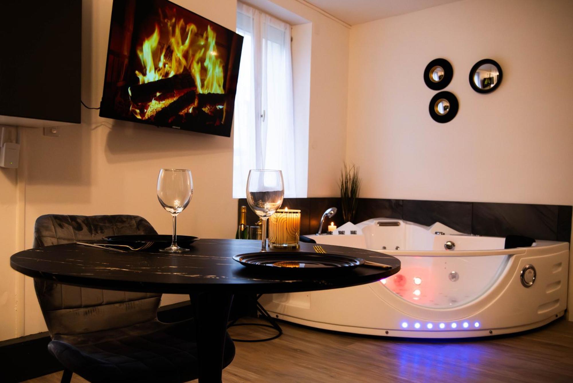 Suite Romantique Jacuzzi Moulins  Bagian luar foto