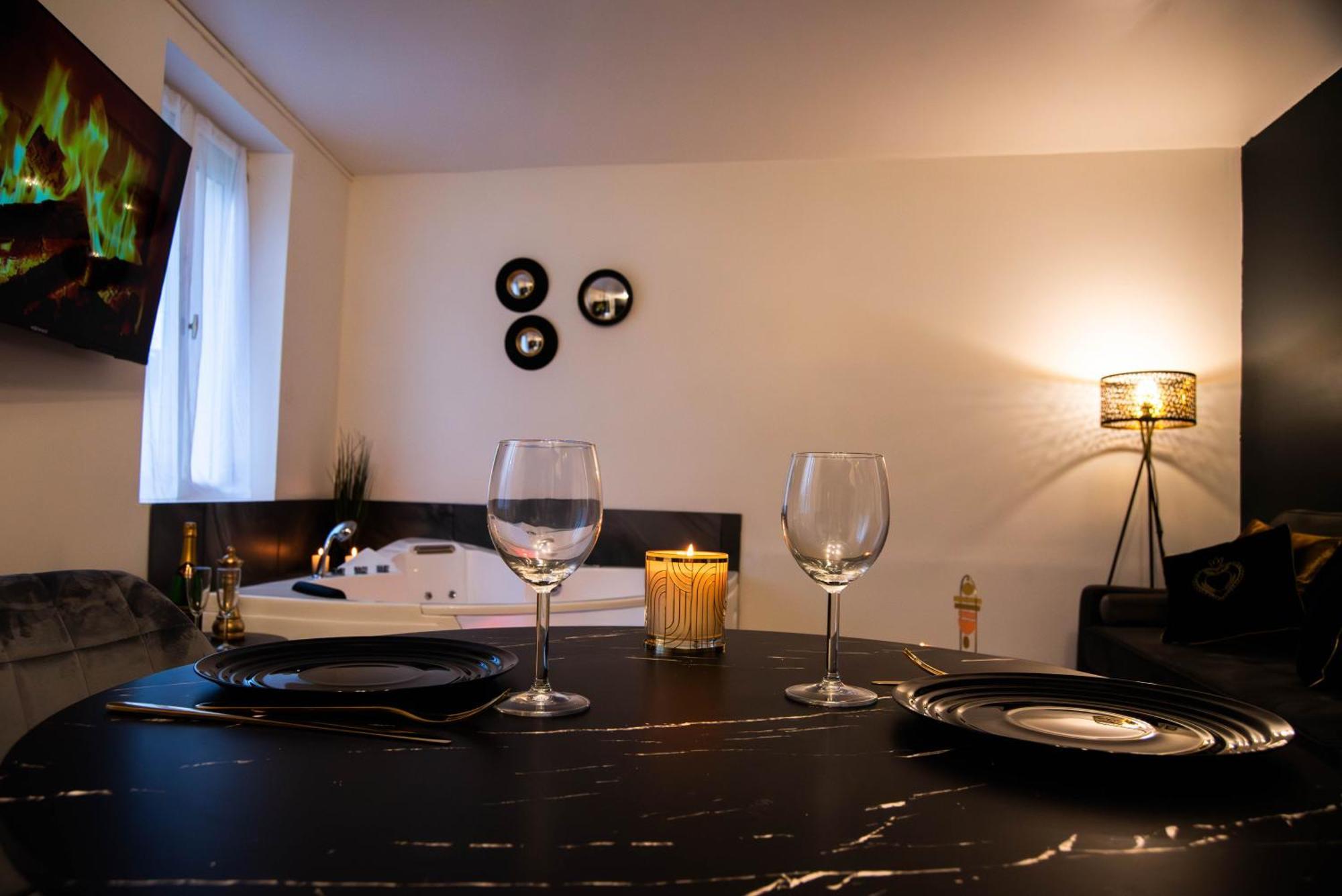 Suite Romantique Jacuzzi Moulins  Bagian luar foto