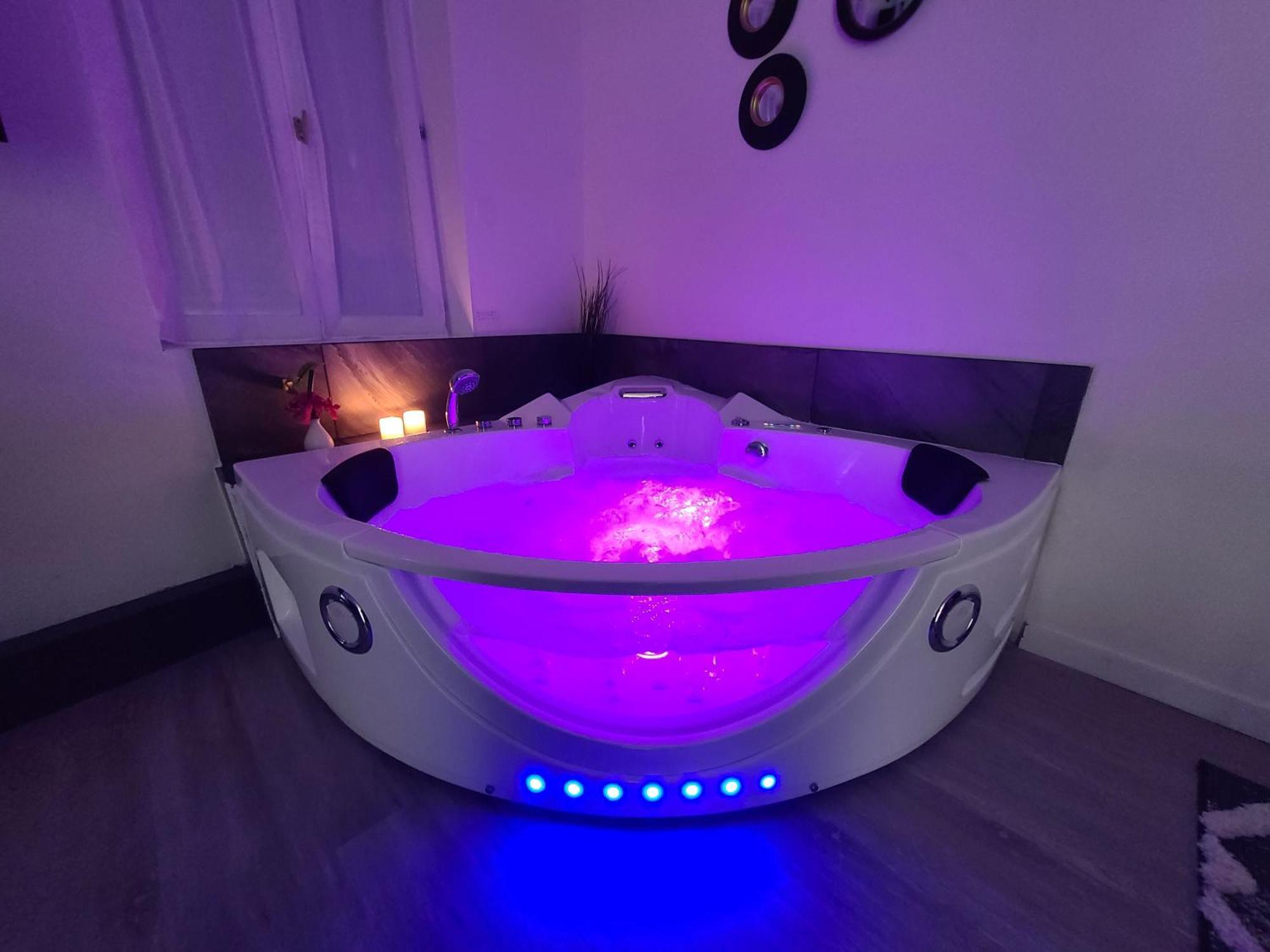 Suite Romantique Jacuzzi Moulins  Bagian luar foto
